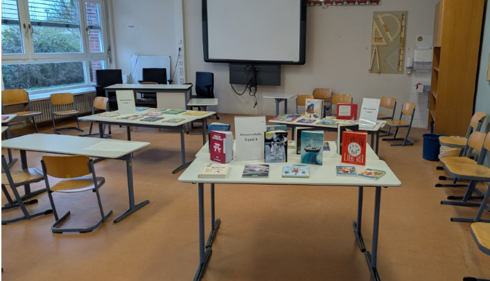 Buchausstellung in der Feldmark-Schule: Büchertische im rechten Teil des Raumes
