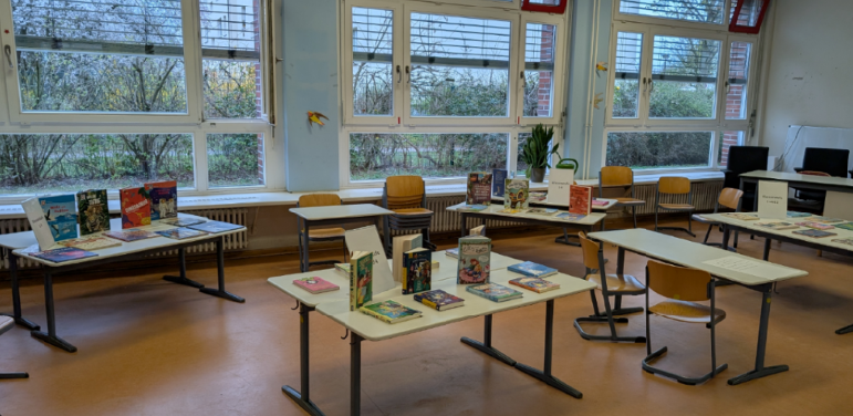 Buchausstellung in der Feldmark-Schule: Büchertische im linken Teil des Raumes